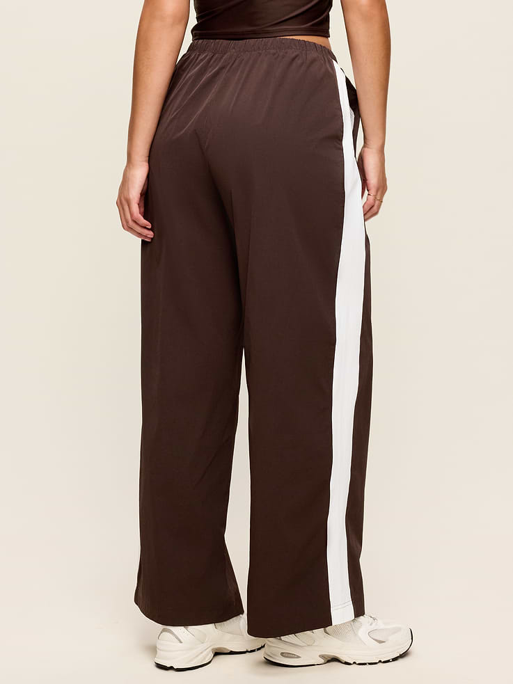 L'image numéro 7 présente Pantalon sport tissé léger à taille haute Tech Trek