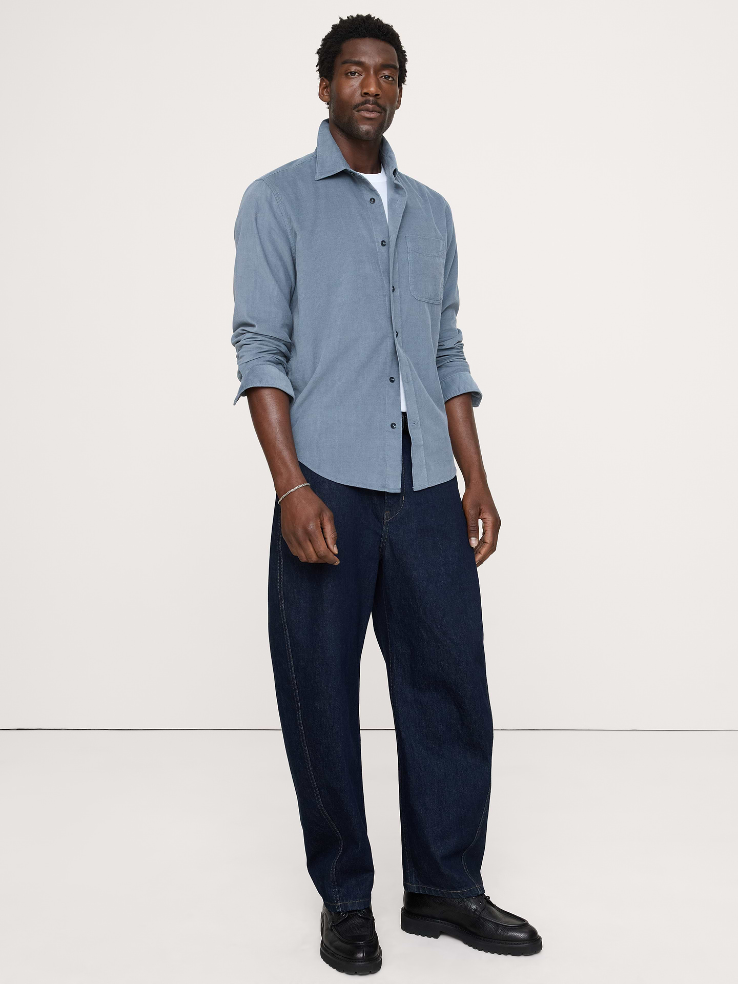 L'image numéro 1 présente Chemise standard en velours côtelé léger
