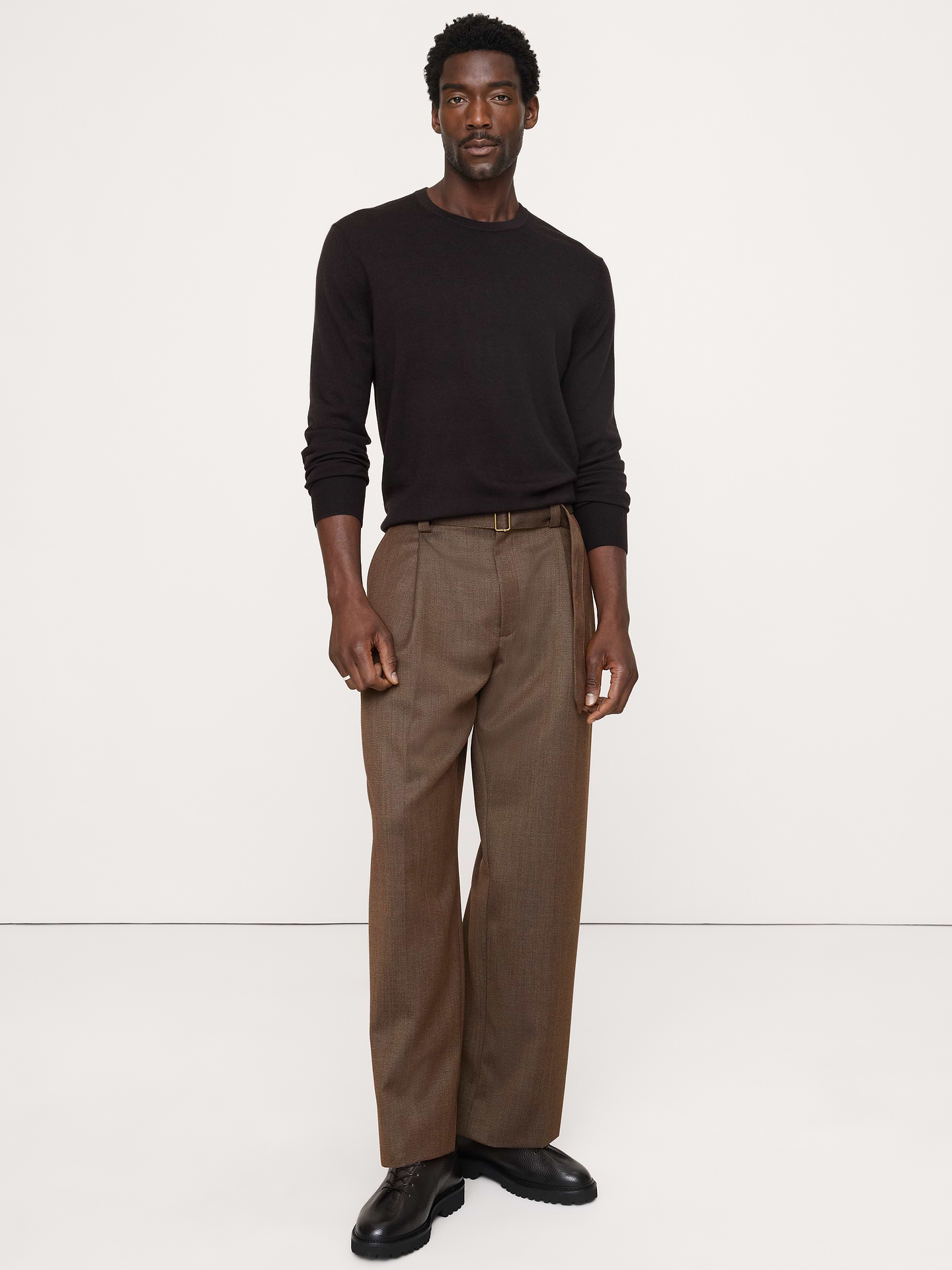 L'image numéro 1 présente Pantalon habillé à coupe ample en sergé avec ceinture