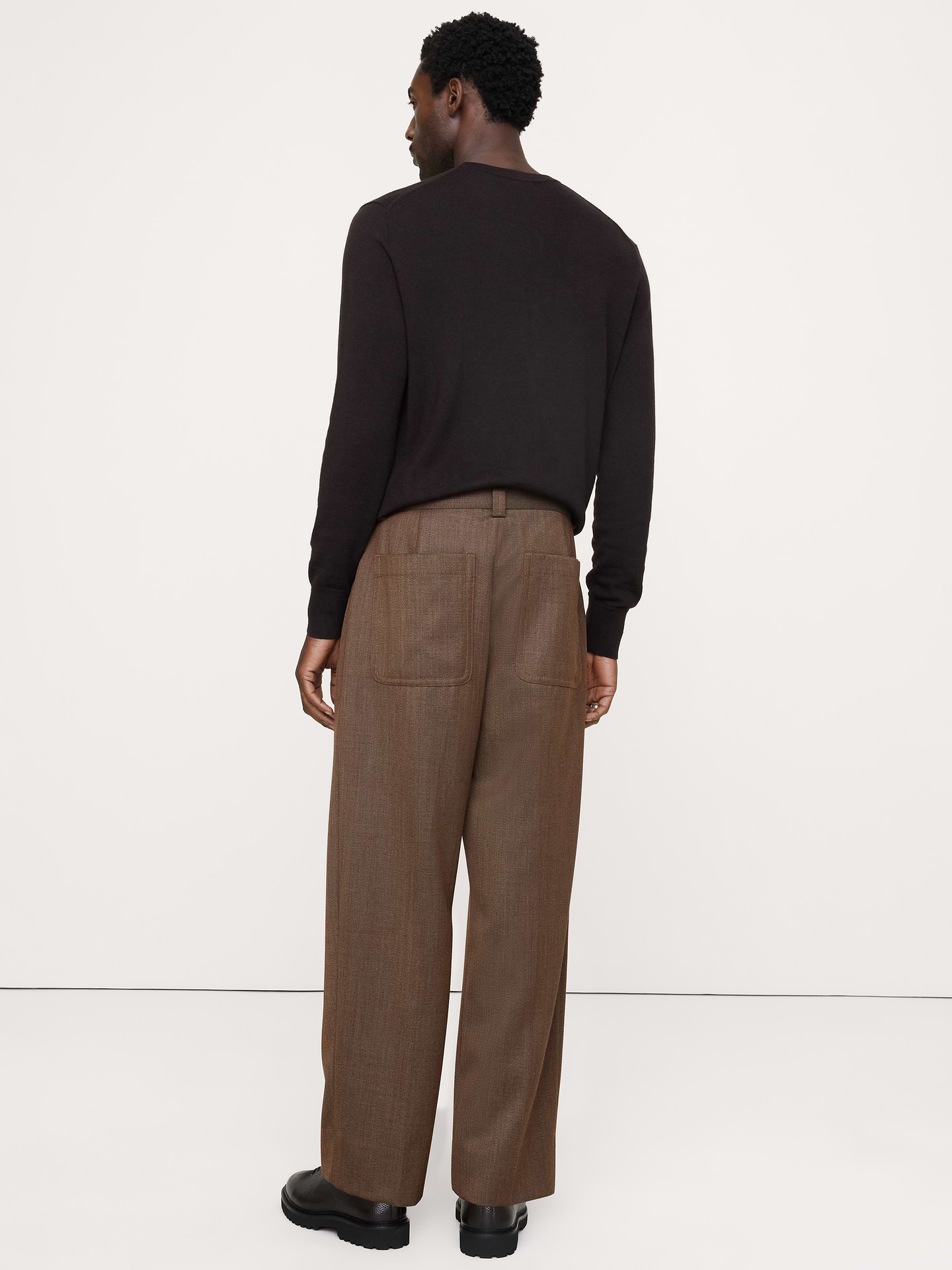 L'image numéro 2 présente Pantalon habillé à coupe ample en sergé avec ceinture