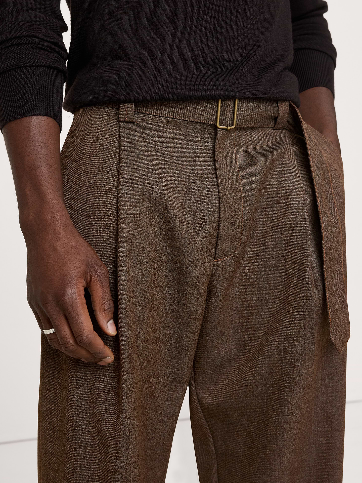L'image numéro 3 présente Pantalon habillé à coupe ample en sergé avec ceinture