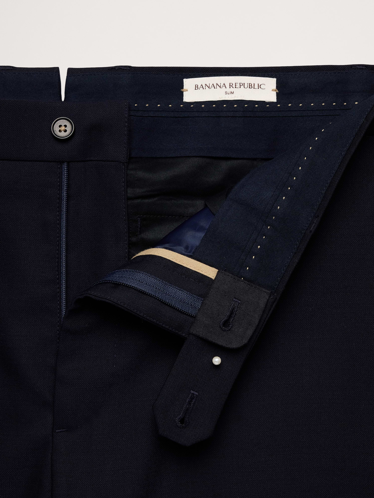 L'image numéro 7 présente Pantalon de complet en laine italienne barathéa à coupe étroite raffinée