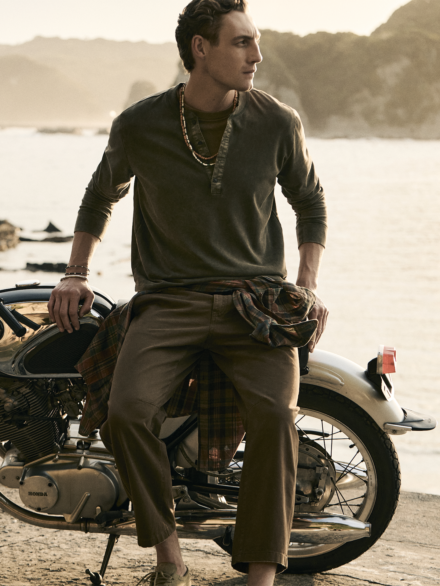 L'image numéro 4 présente T-shirt henley Retour aux archives