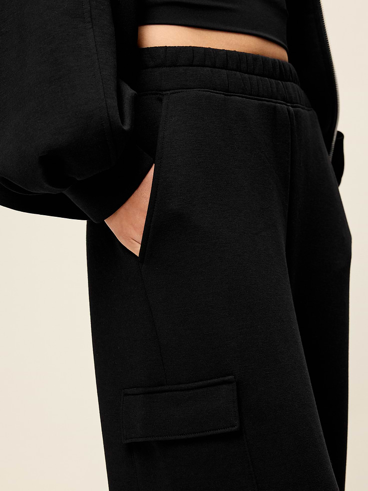 L'image numéro 4 présente Pantalon cargo jambe large à taille haute en molleton raffiné
