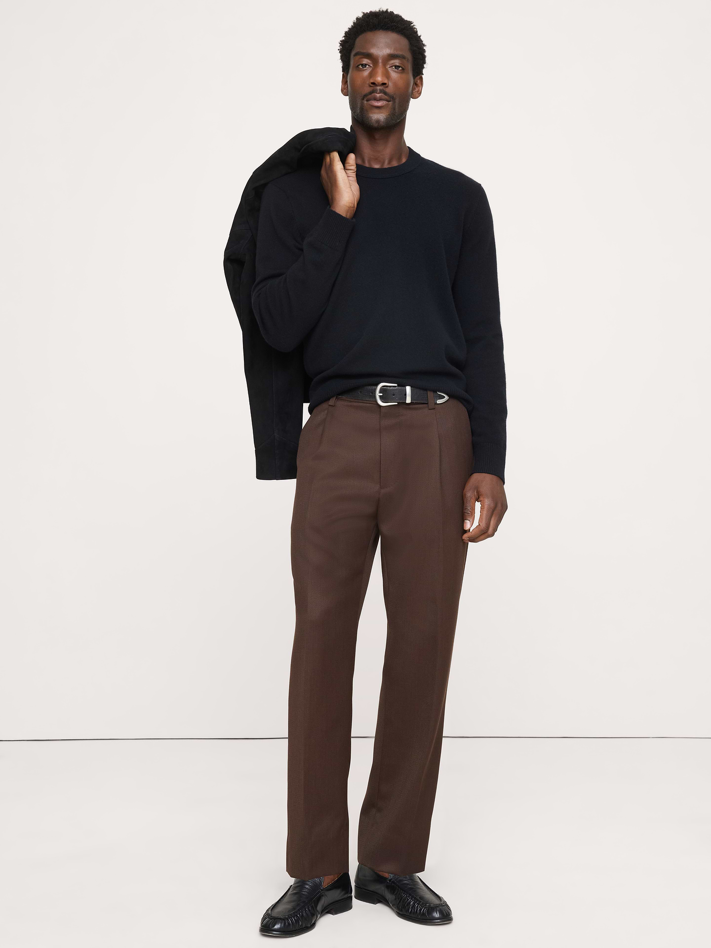 L'image numéro 1 présente Pantalon habillé à coupe classique fuselée en sergé