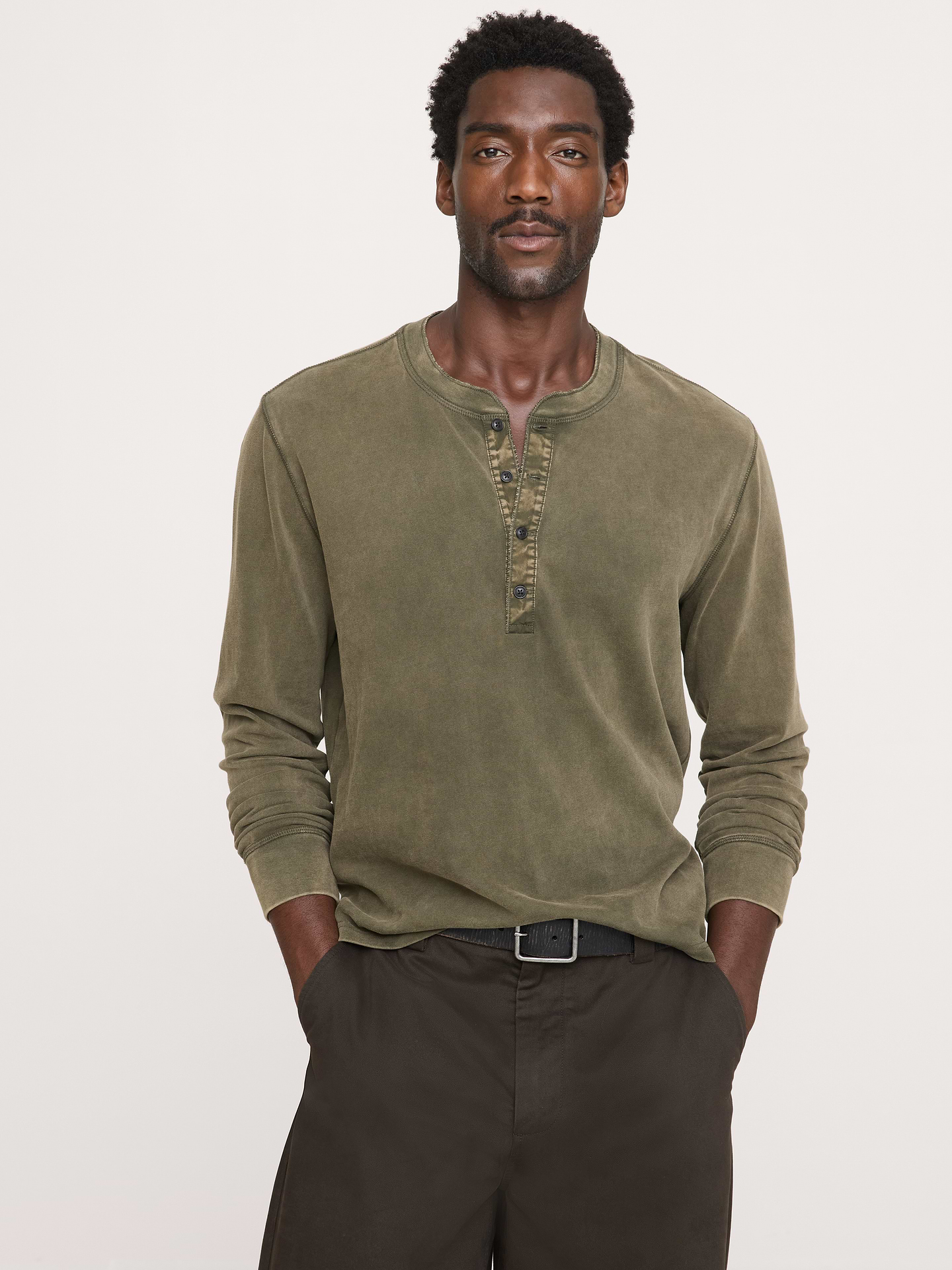 L'image numéro 1 présente T-shirt henley Retour aux archives