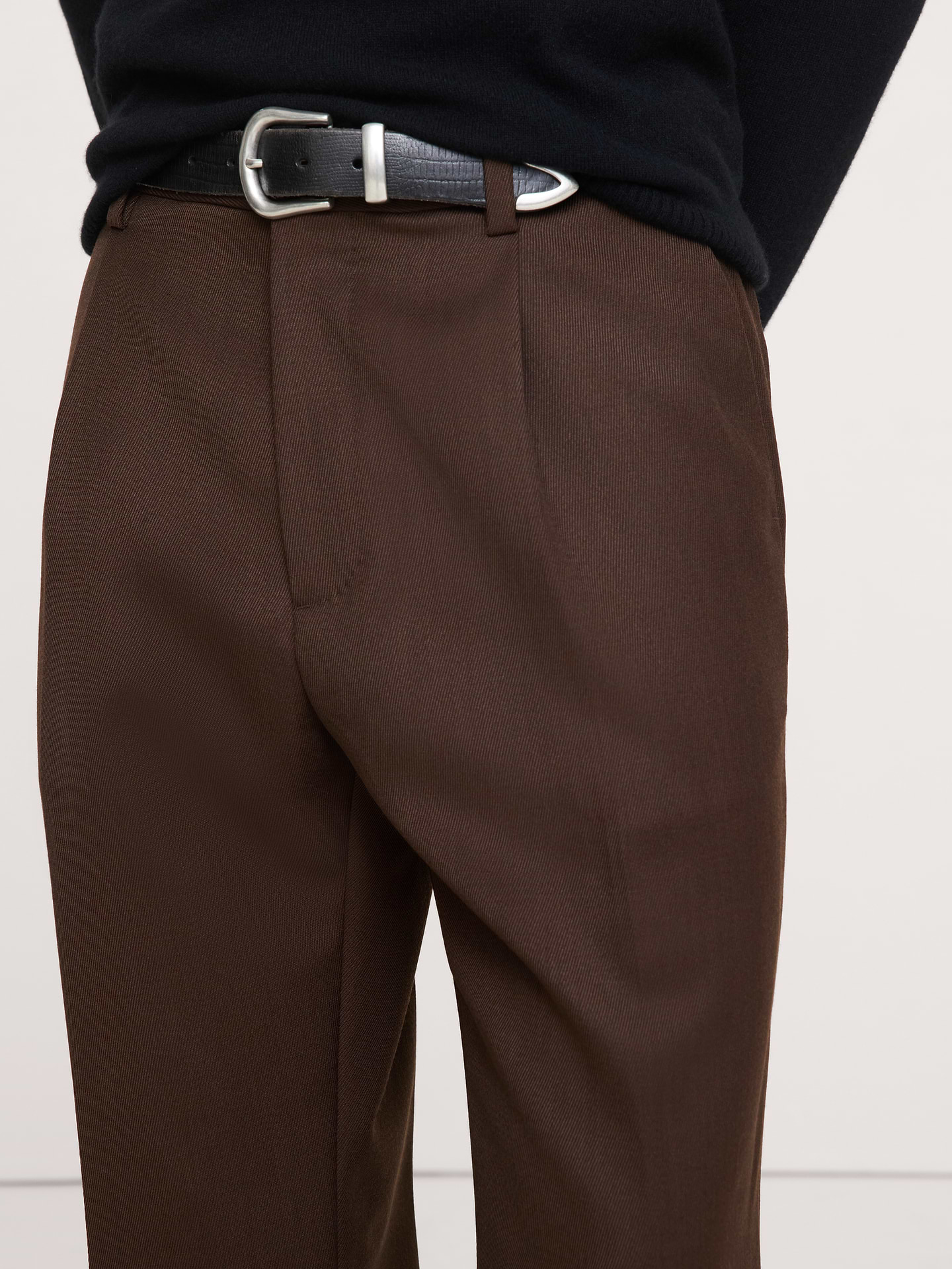 L'image numéro 4 présente Pantalon habillé à coupe classique fuselée en sergé