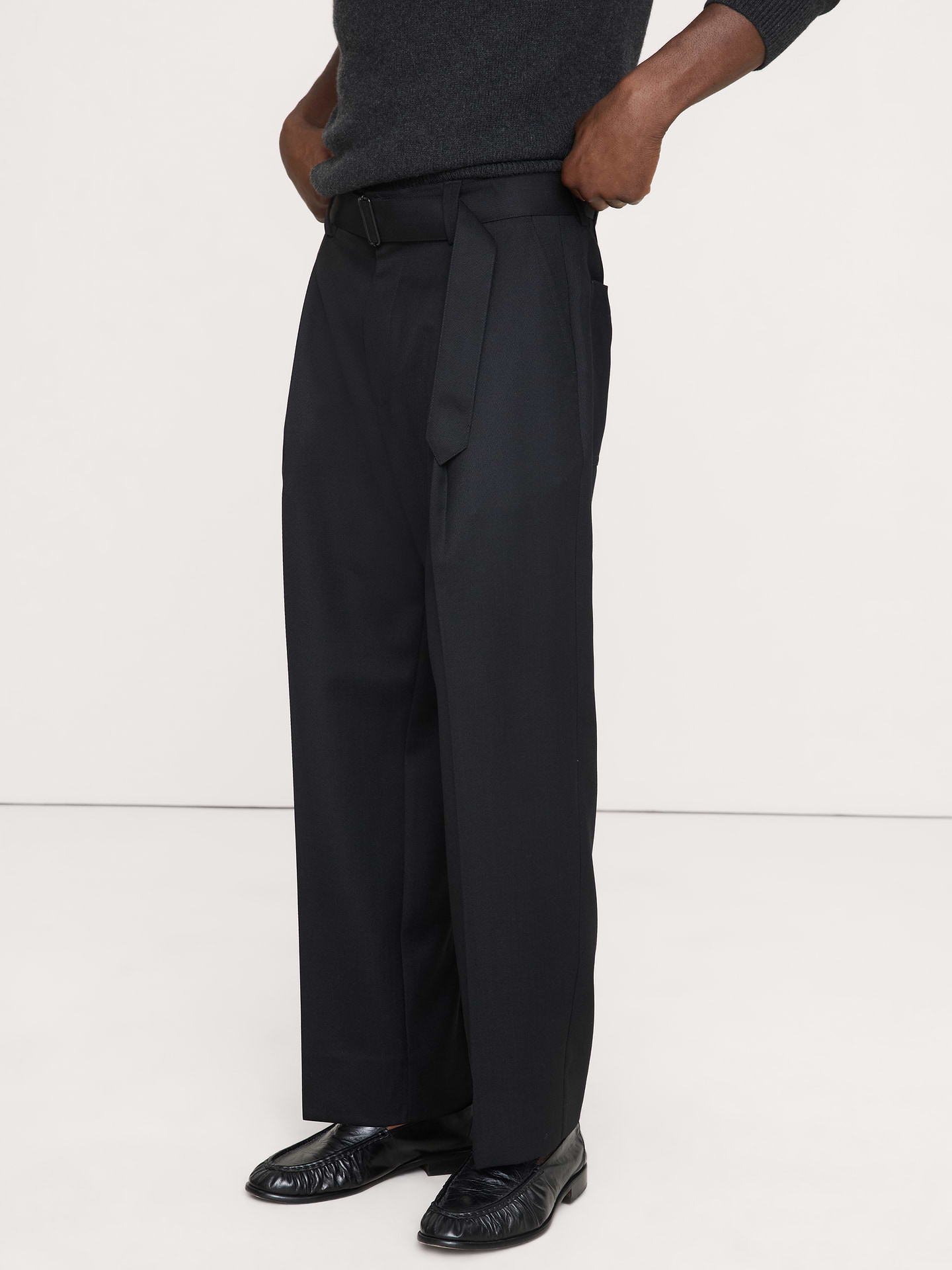 L'image numéro 4 présente Pantalon habillé à coupe ample en sergé avec ceinture