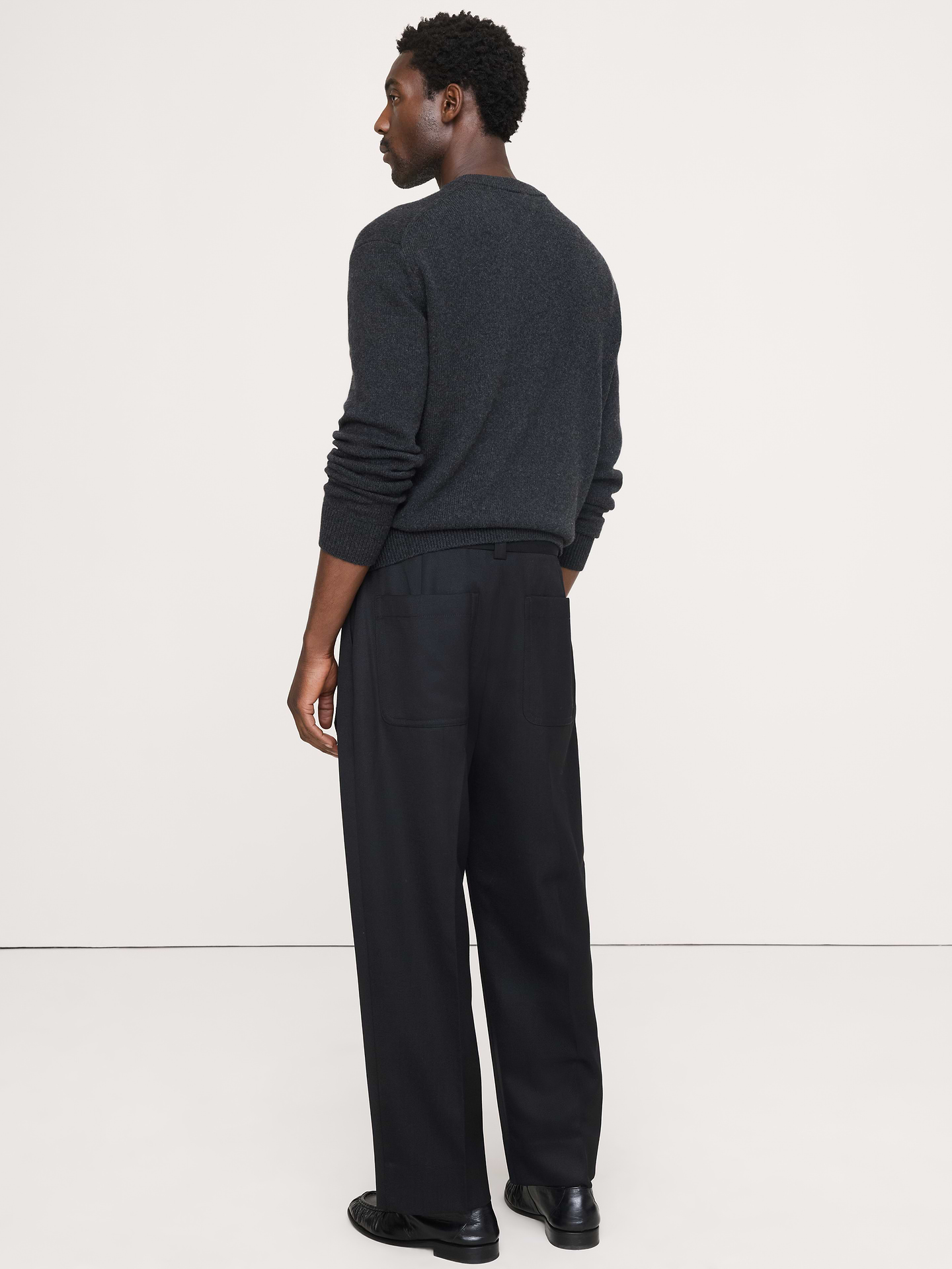 L'image numéro 3 présente Pantalon habillé à coupe ample en sergé avec ceinture
