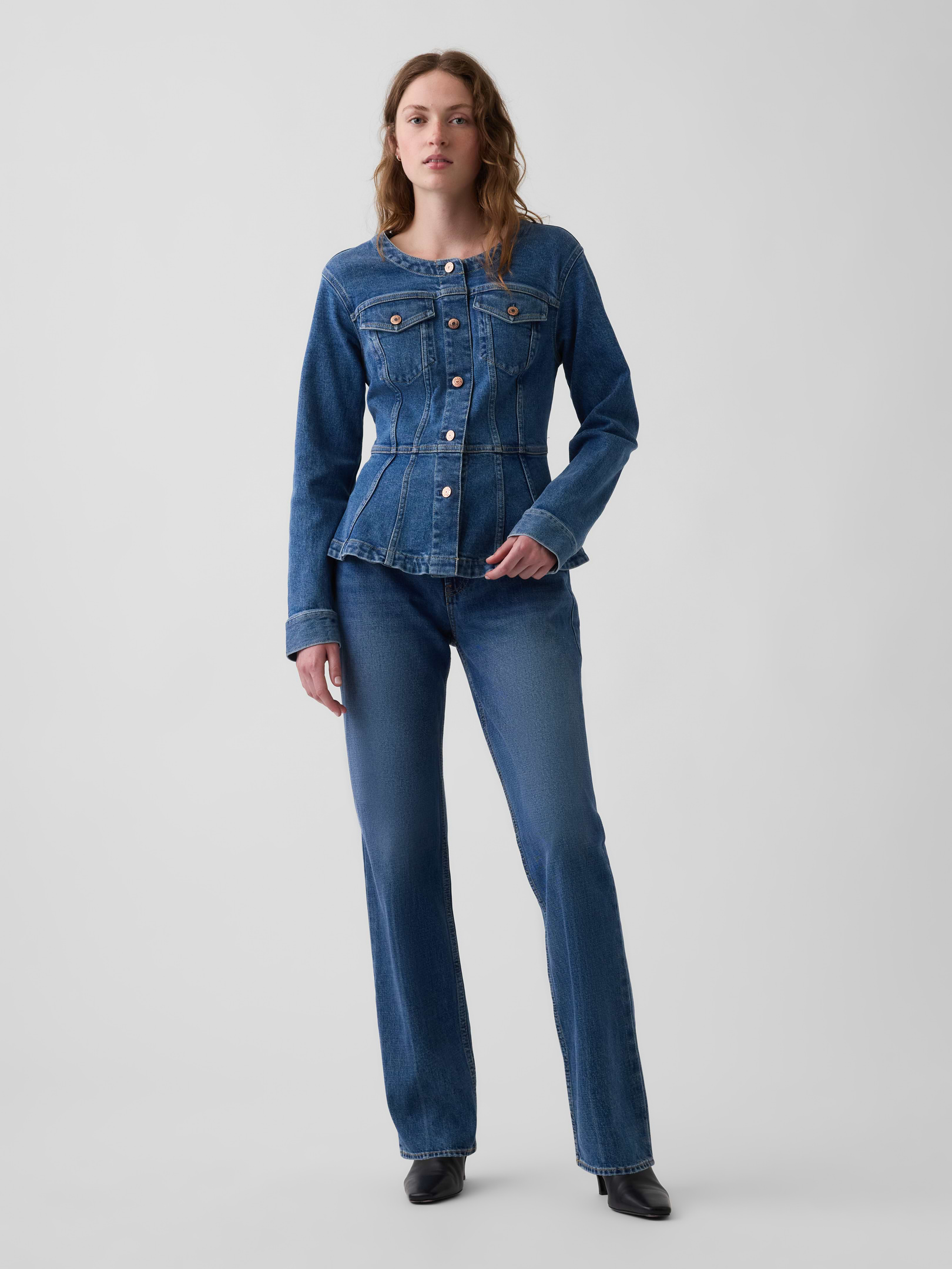 L'image numéro 2 présente Veste ajustée à basque en denim