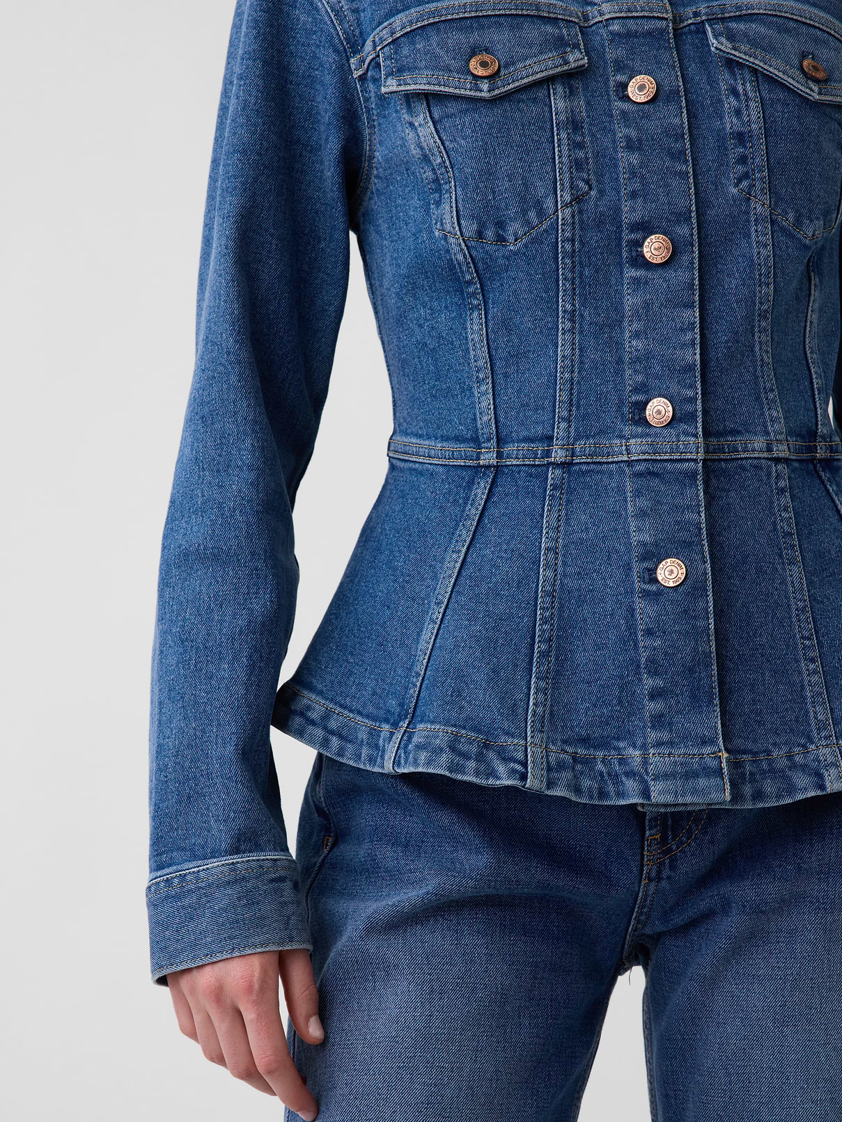 L'image numéro 4 présente Veste ajustée à basque en denim