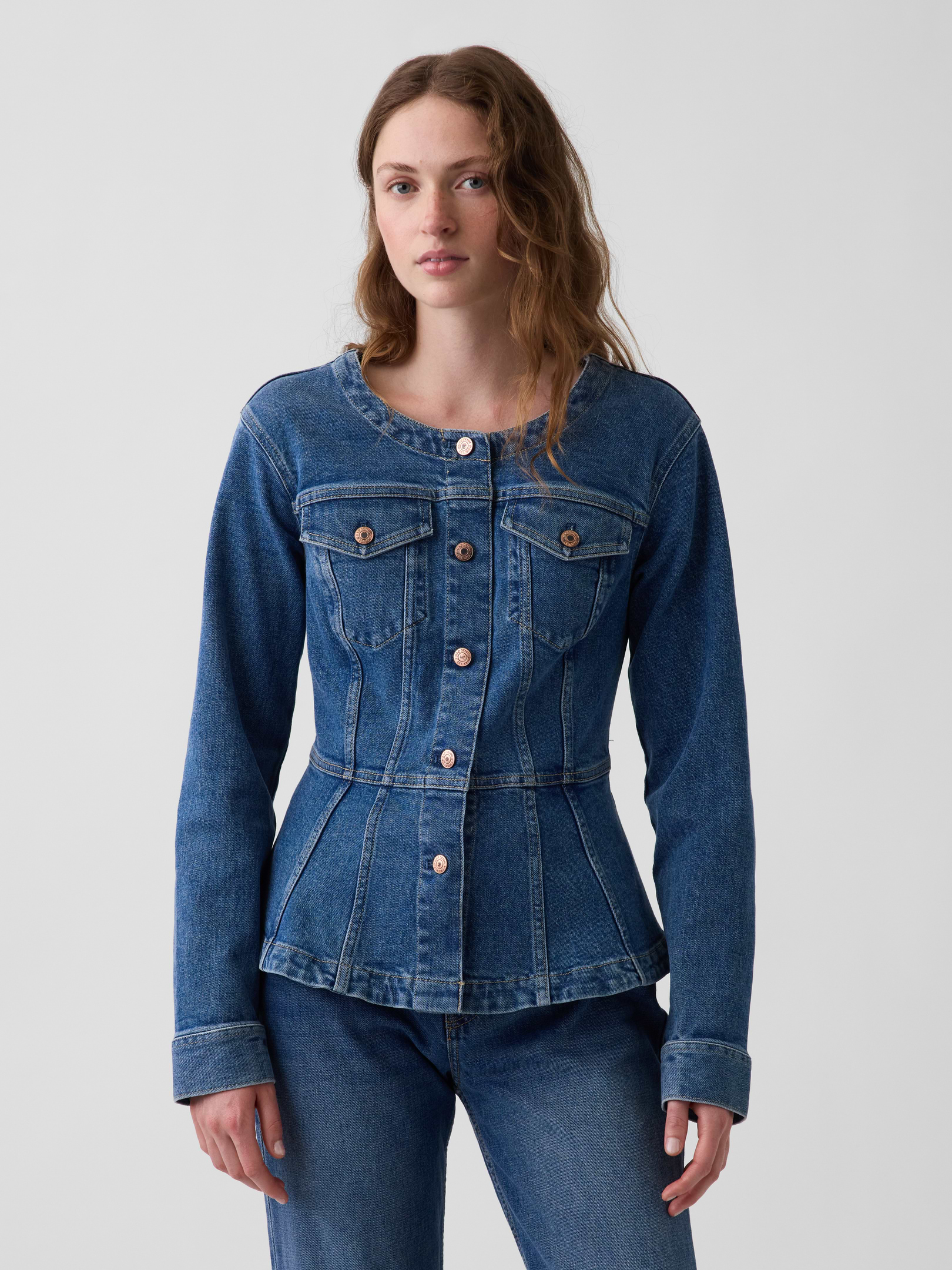 L'image numéro 1 présente Veste ajustée à basque en denim