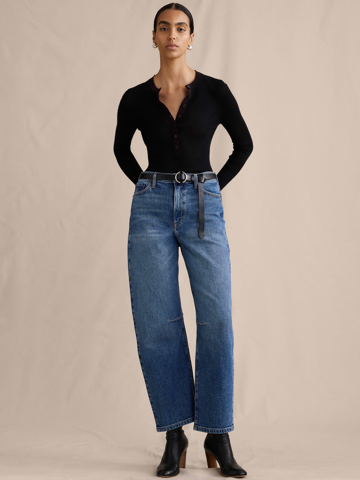 L'image numéro 1 présente Jean court coupe baril taille mi-basse