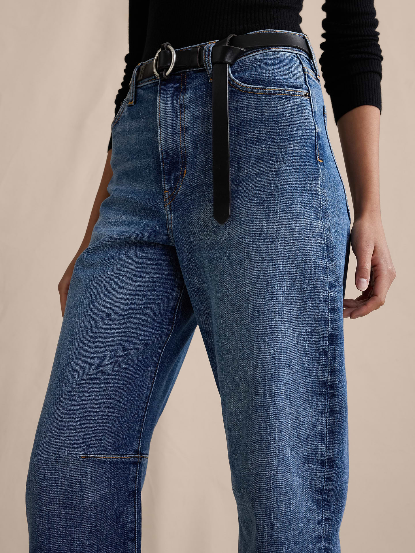 L'image numéro 3 présente Jean court coupe baril taille mi-basse