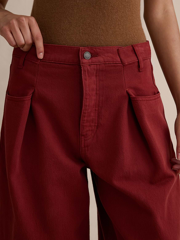 Mid-Rise Loose Pleated Crop Jean