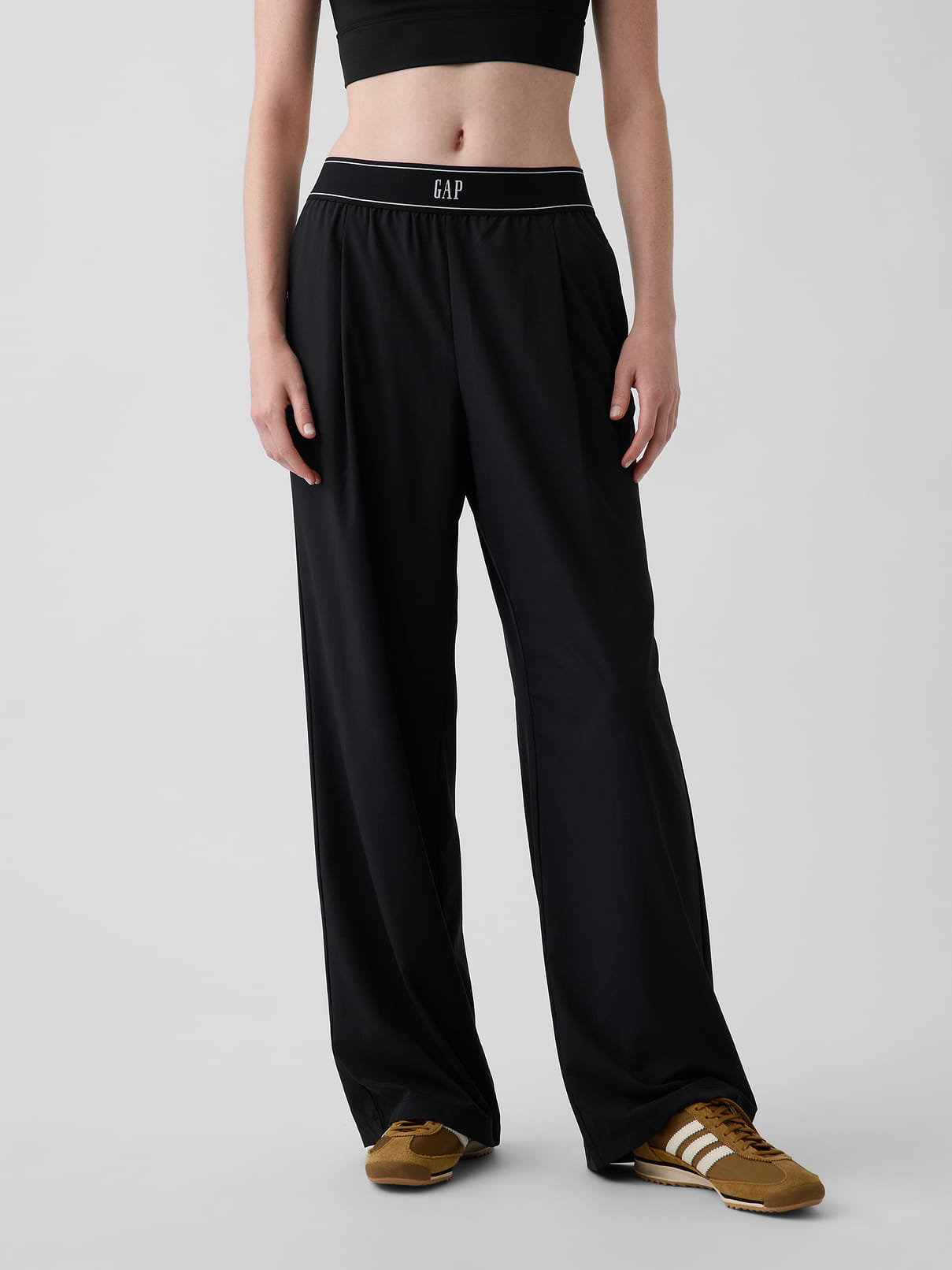 L'image numéro 2 présente Pantalon confort à plis à logo GapFit