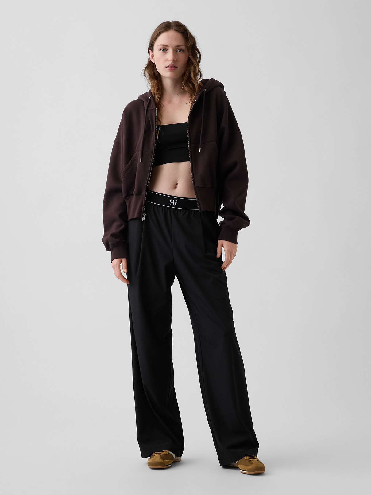 L'image numéro 6 présente Pantalon confort à plis à logo GapFit