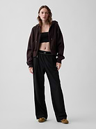 L'image numéro 6 présente Pantalon confort à plis à logo GapFit