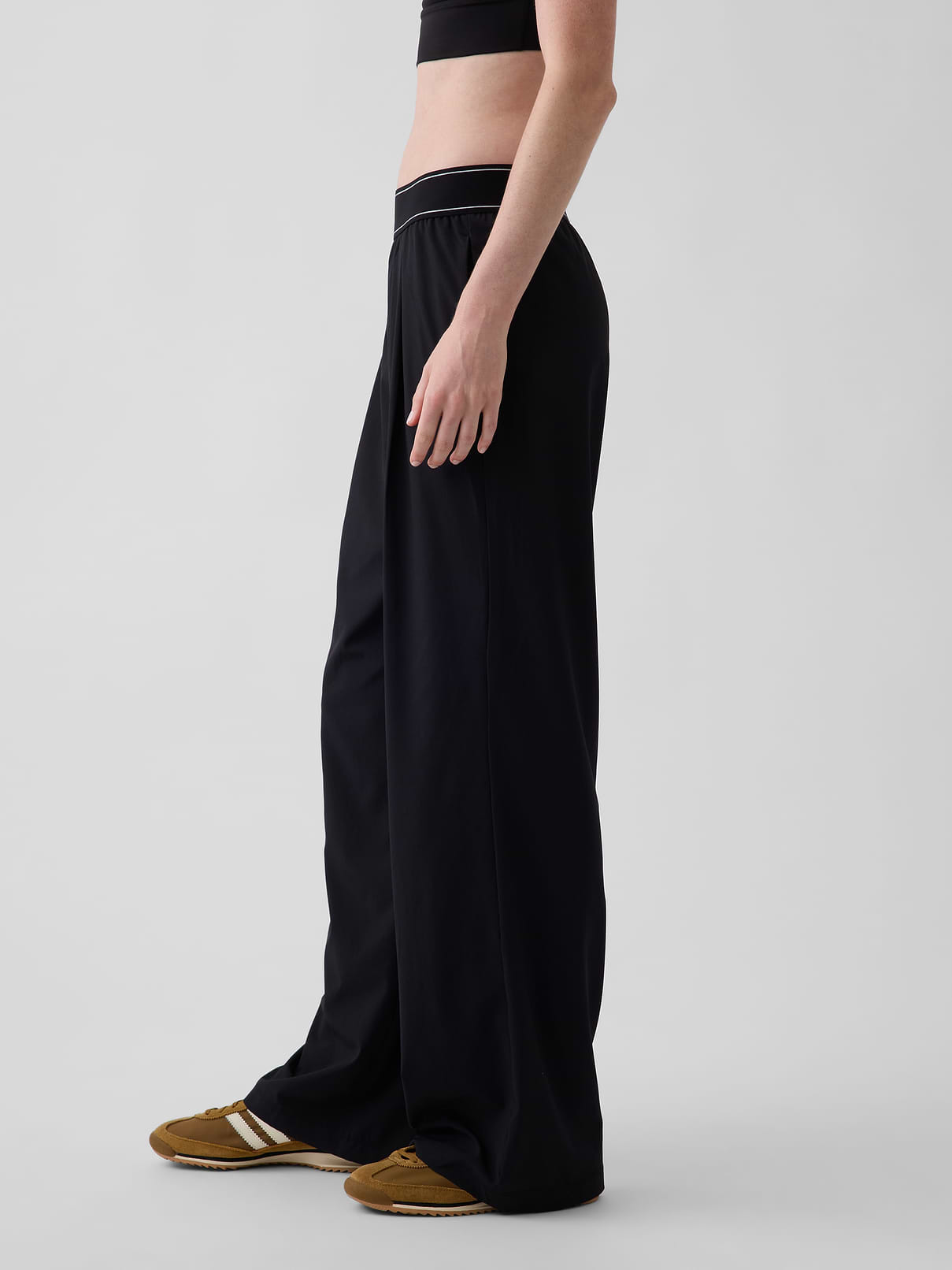 L'image numéro 3 présente Pantalon confort à plis à logo GapFit