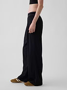 L'image numéro 3 présente Pantalon confort à plis à logo GapFit