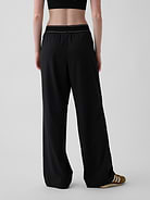L'image numéro 4 présente Pantalon confort à plis à logo GapFit