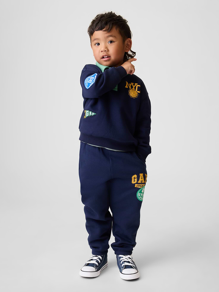L'image numéro 1 présente Pantalon en coton ouaté VintageDoux à logo de style universitaire pour Bébé et Tout-petit