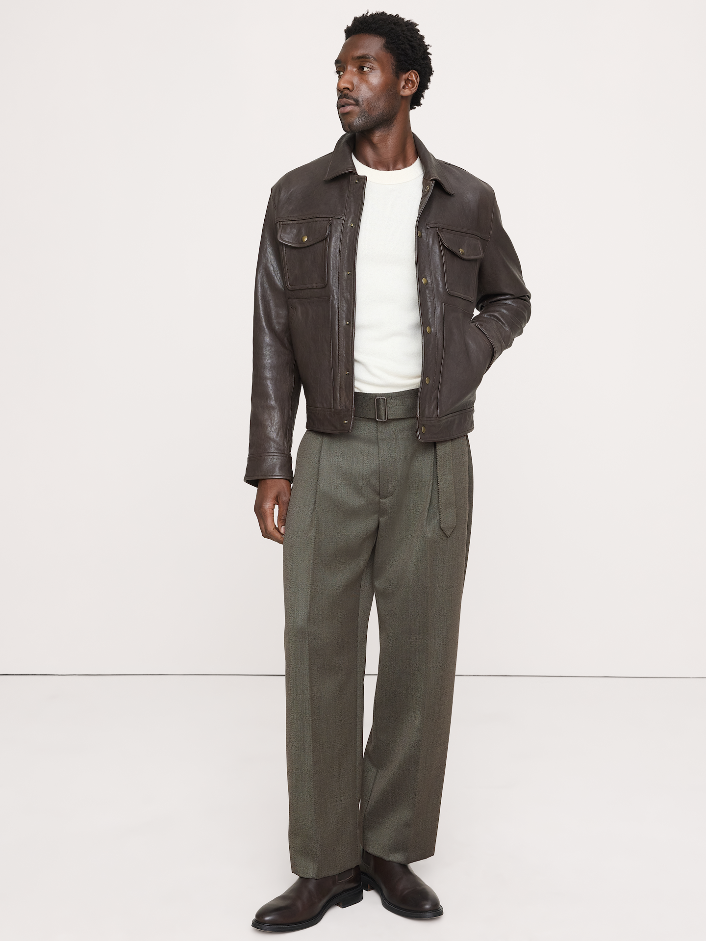L'image numéro 1 présente Pantalon habillé à coupe ample en sergé avec ceinture