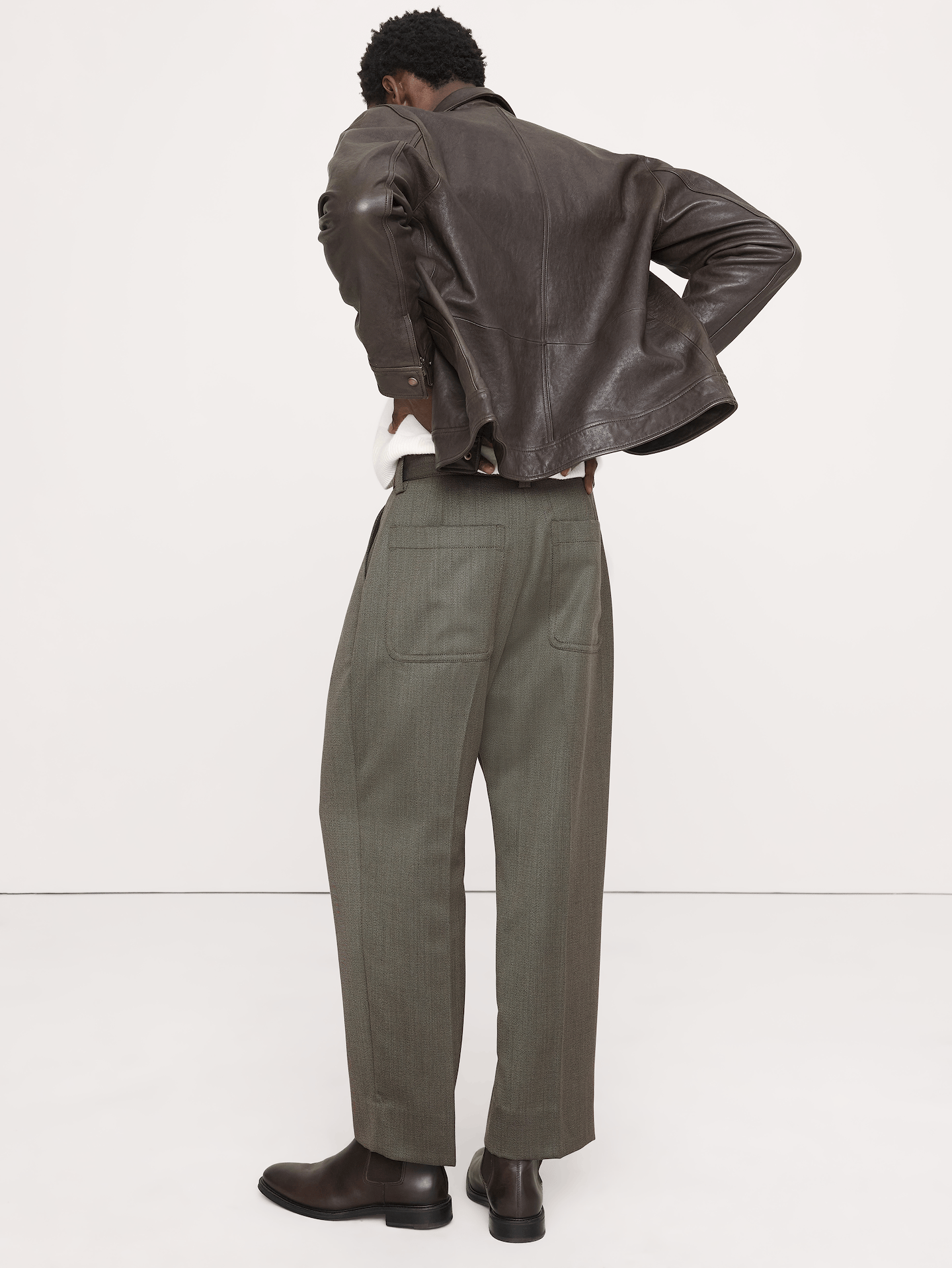 L'image numéro 5 présente Pantalon habillé à coupe ample en sergé avec ceinture