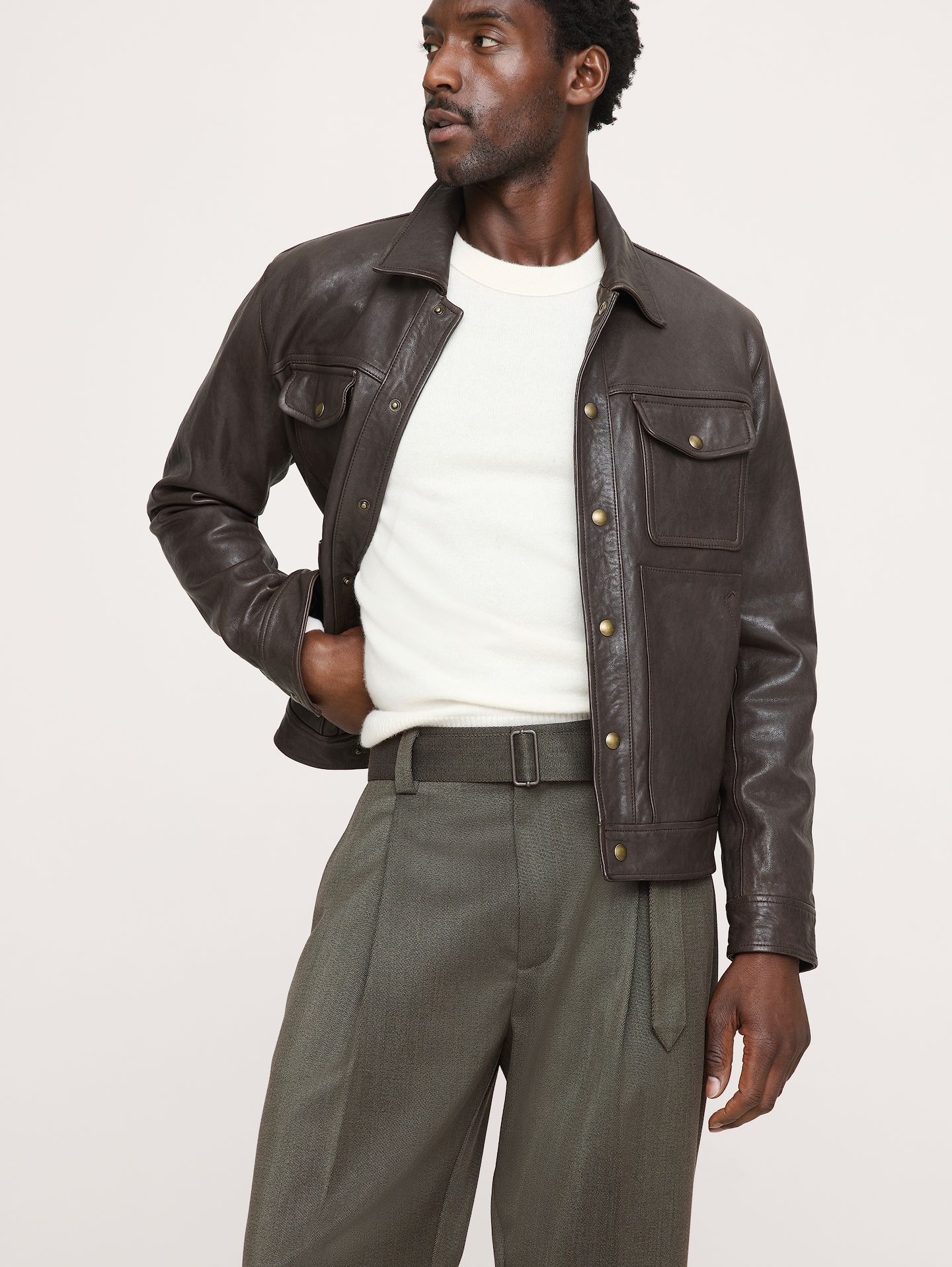 L'image numéro 6 présente Pantalon habillé à coupe ample en sergé avec ceinture