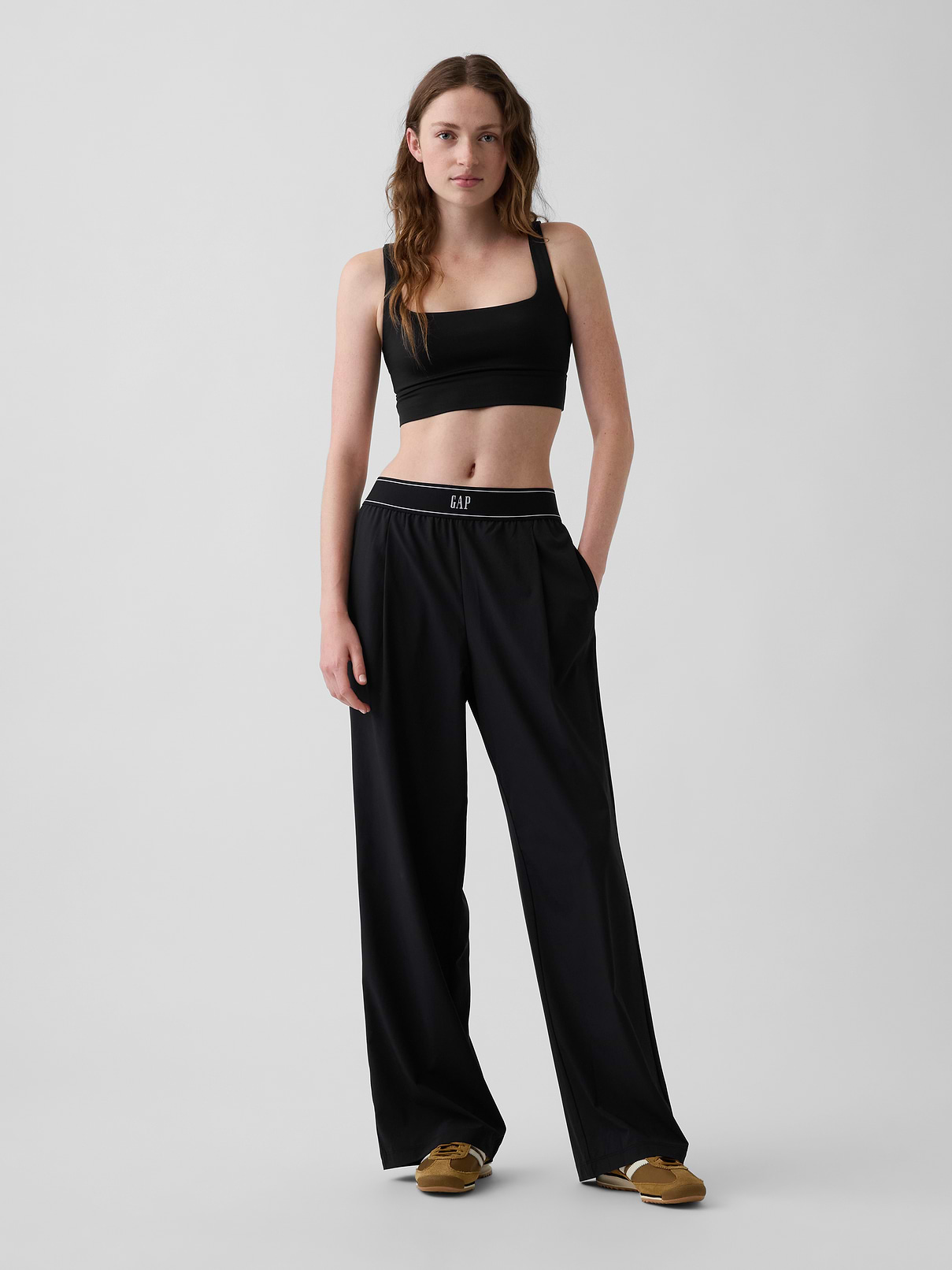 L'image numéro 1 présente Pantalon confort à plis à logo GapFit