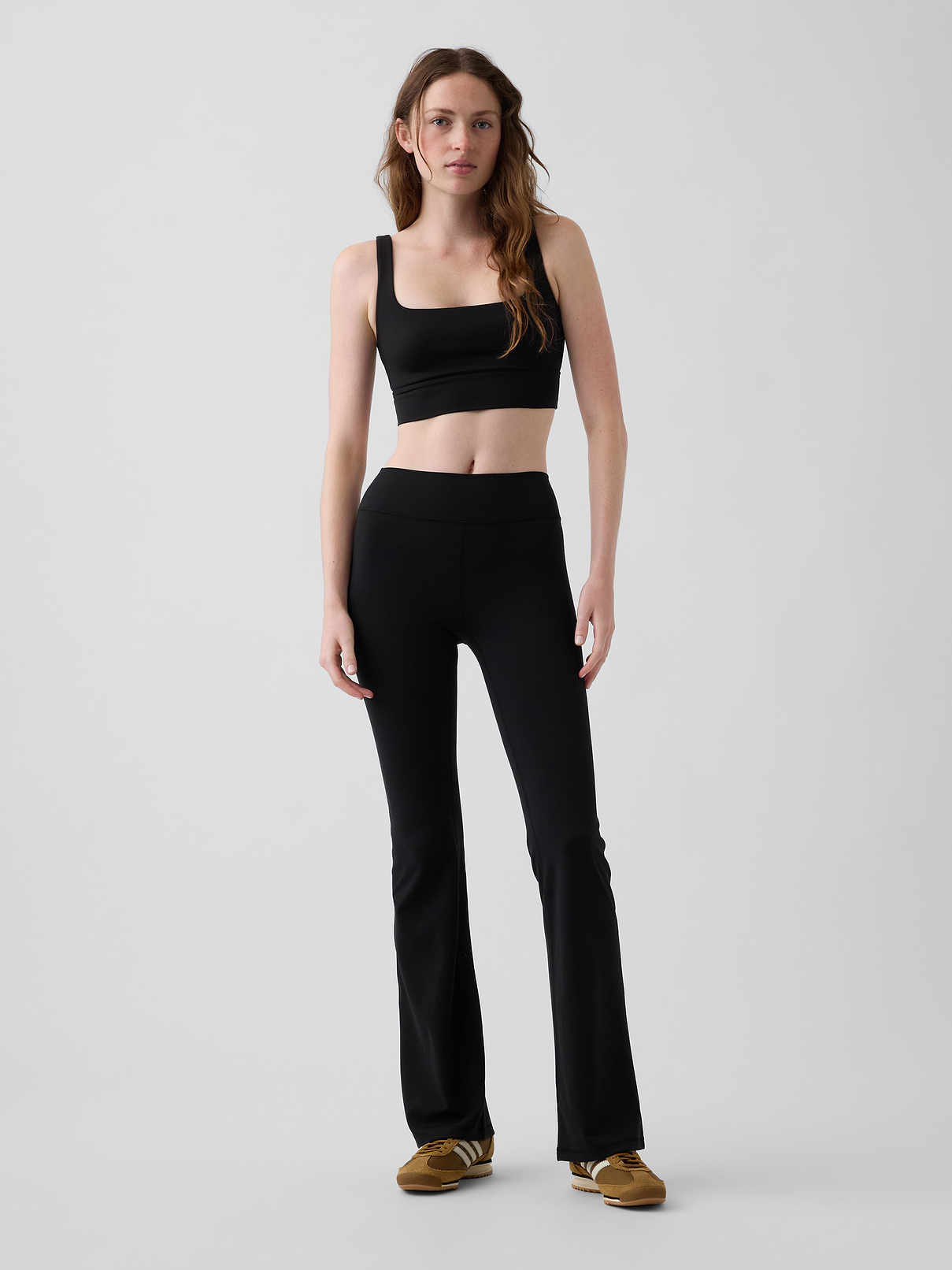 L'image numéro 1 présente Legging mini-évasé lisse à taille haute GapFit