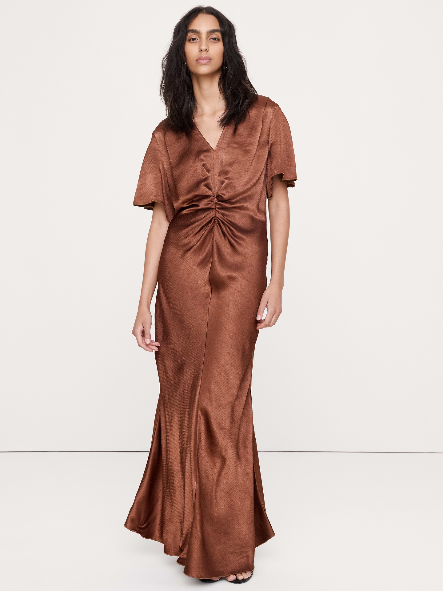L'image numéro 1 présente Robe à manches flottantes en satin martelé
