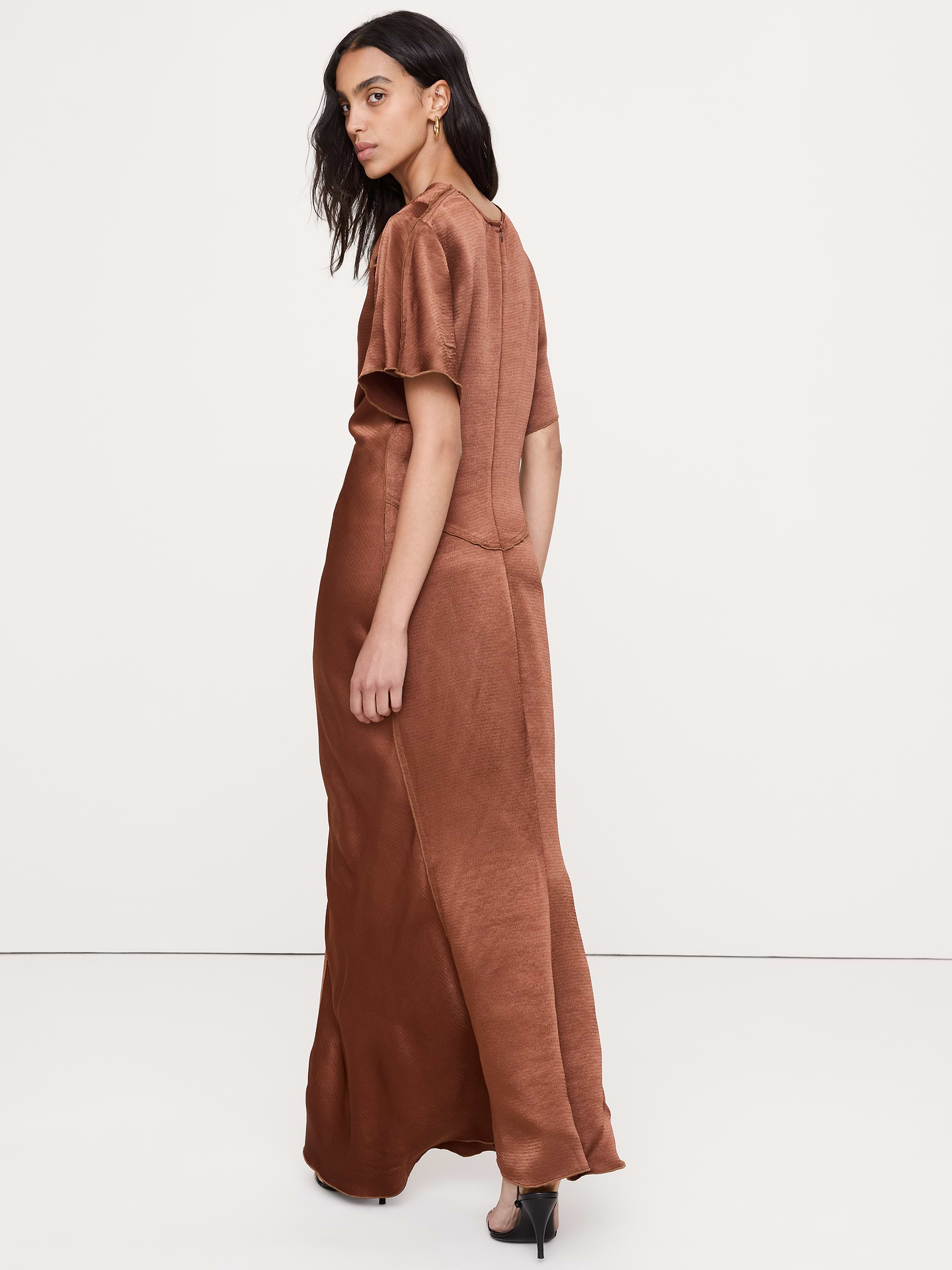 L'image numéro 6 présente Robe à manches flottantes en satin martelé