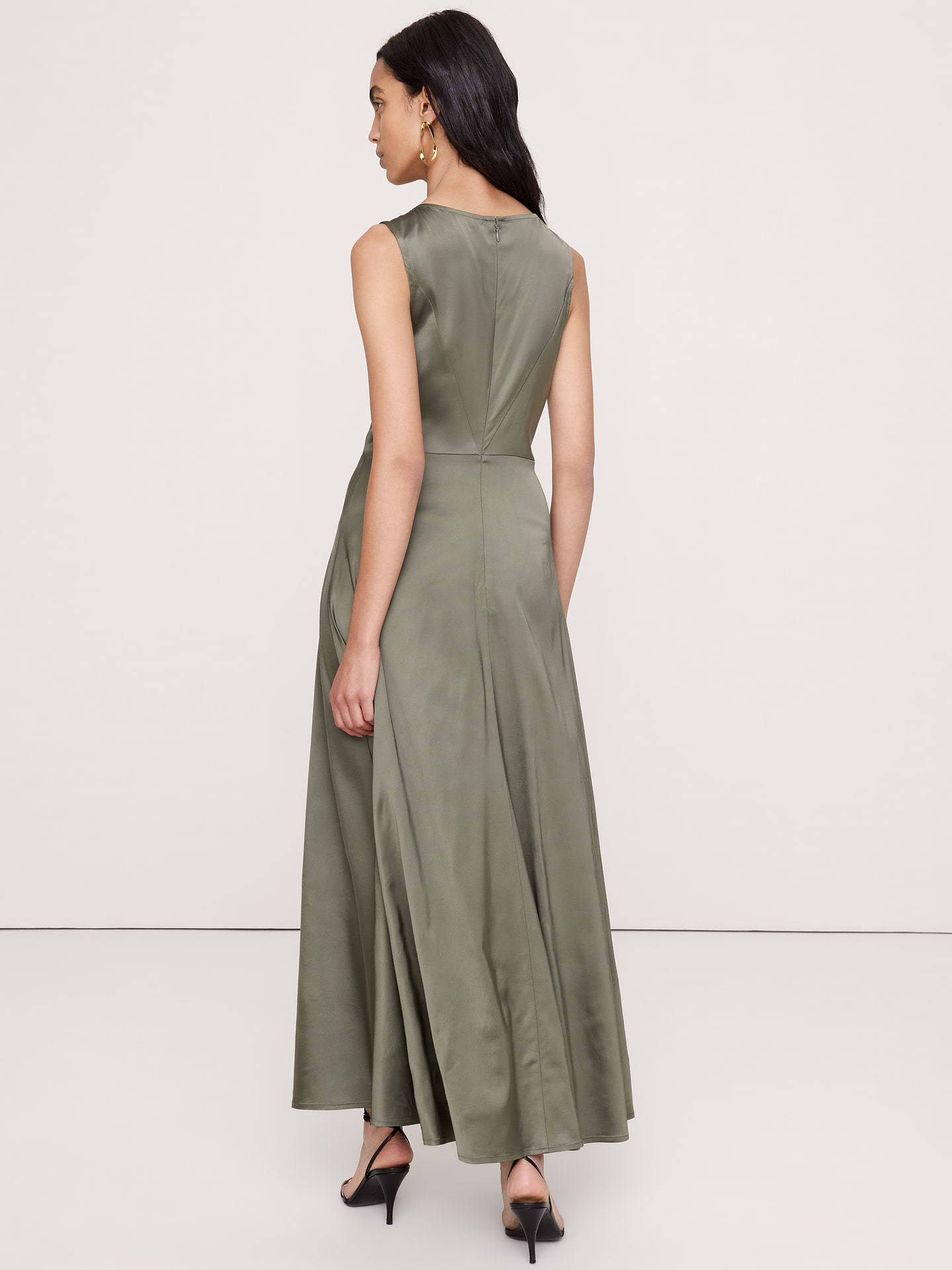 L'image numéro 4 présente Robe longue à col cagoule en satin extensible