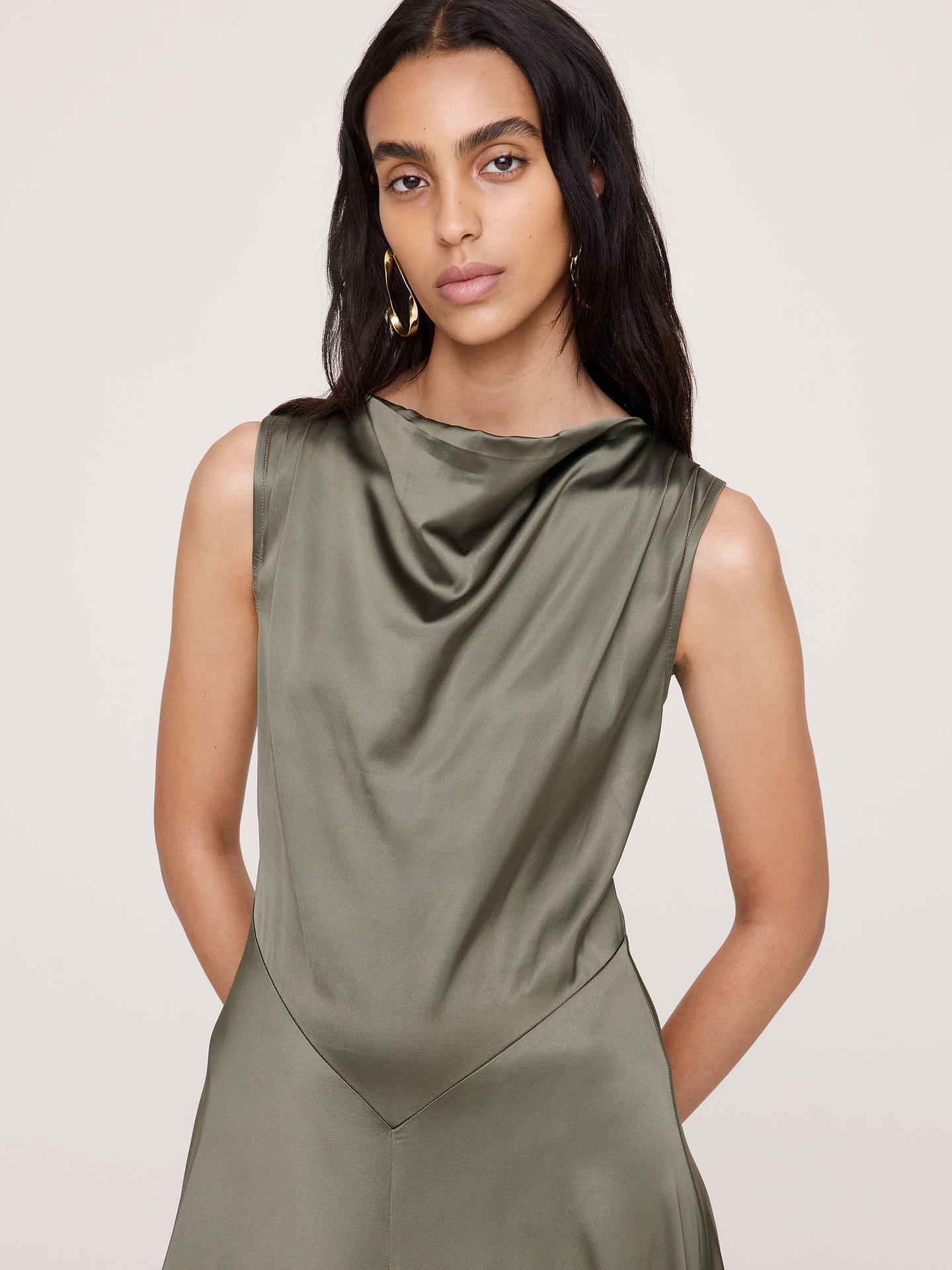 L'image numéro 5 présente Robe longue à col cagoule en satin extensible