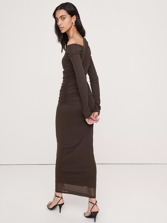 Robe longue asymétrique froncée à mailles
