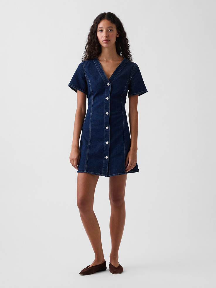 L'image numéro 1 présente Robe courte en denim à encolure en V