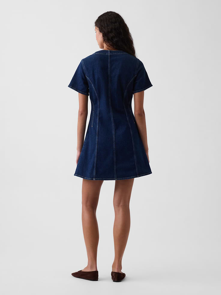 L'image numéro 2 présente Robe courte en denim à encolure en V
