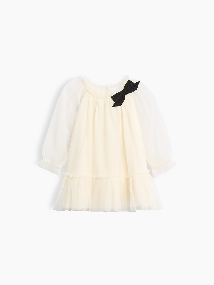 Image 1 de 2, Filet en tulle avec doublure en coton de popeline douce., Encolure ronde avec col à boucle sur le devant et fermeture à boucle boutonnée à l’arrière., Manches longues raglan sans doublure à poignets élastiques à volant., Bordure à volants à l’encolure et au bas., Ourlet en tulle brut., Produit #1185571