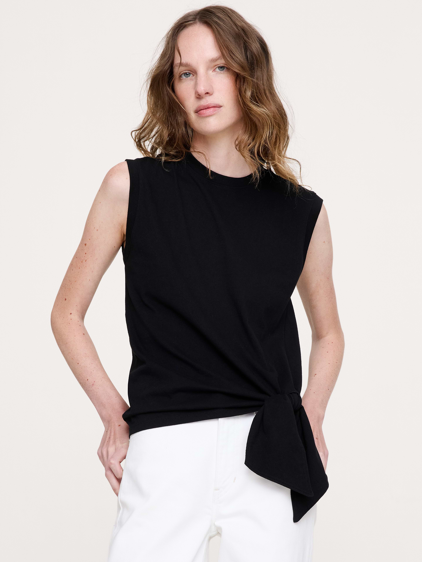 L'image numéro 1 présente Camisole rétro en coton à ourlet noué