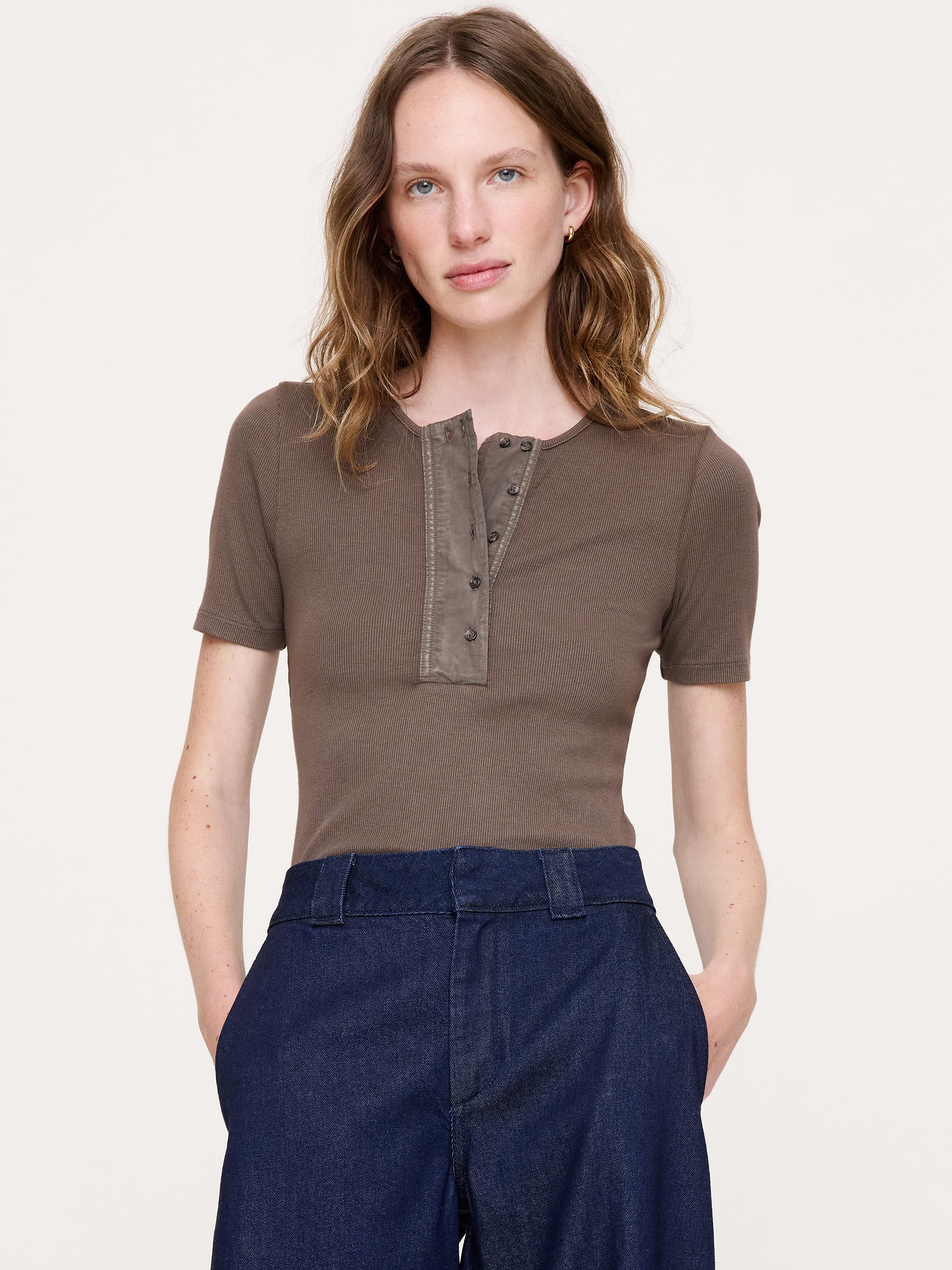 L'image numéro 1 présente Haut à encolure henley en tricot côtelé