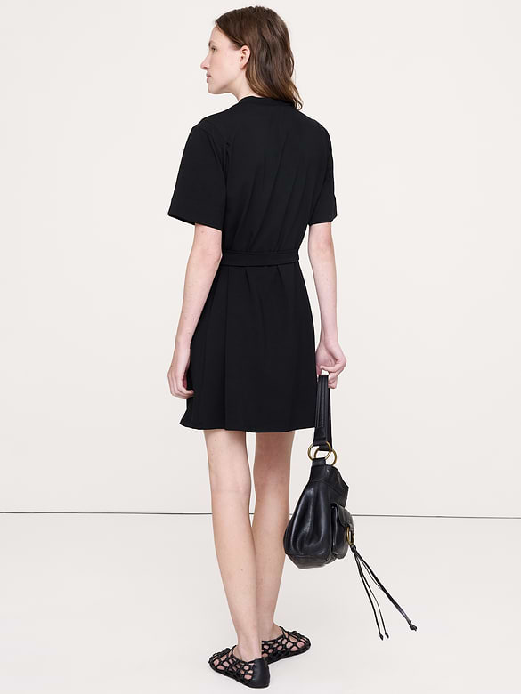 Robe mi-longue à encolure montante en coton extensible
