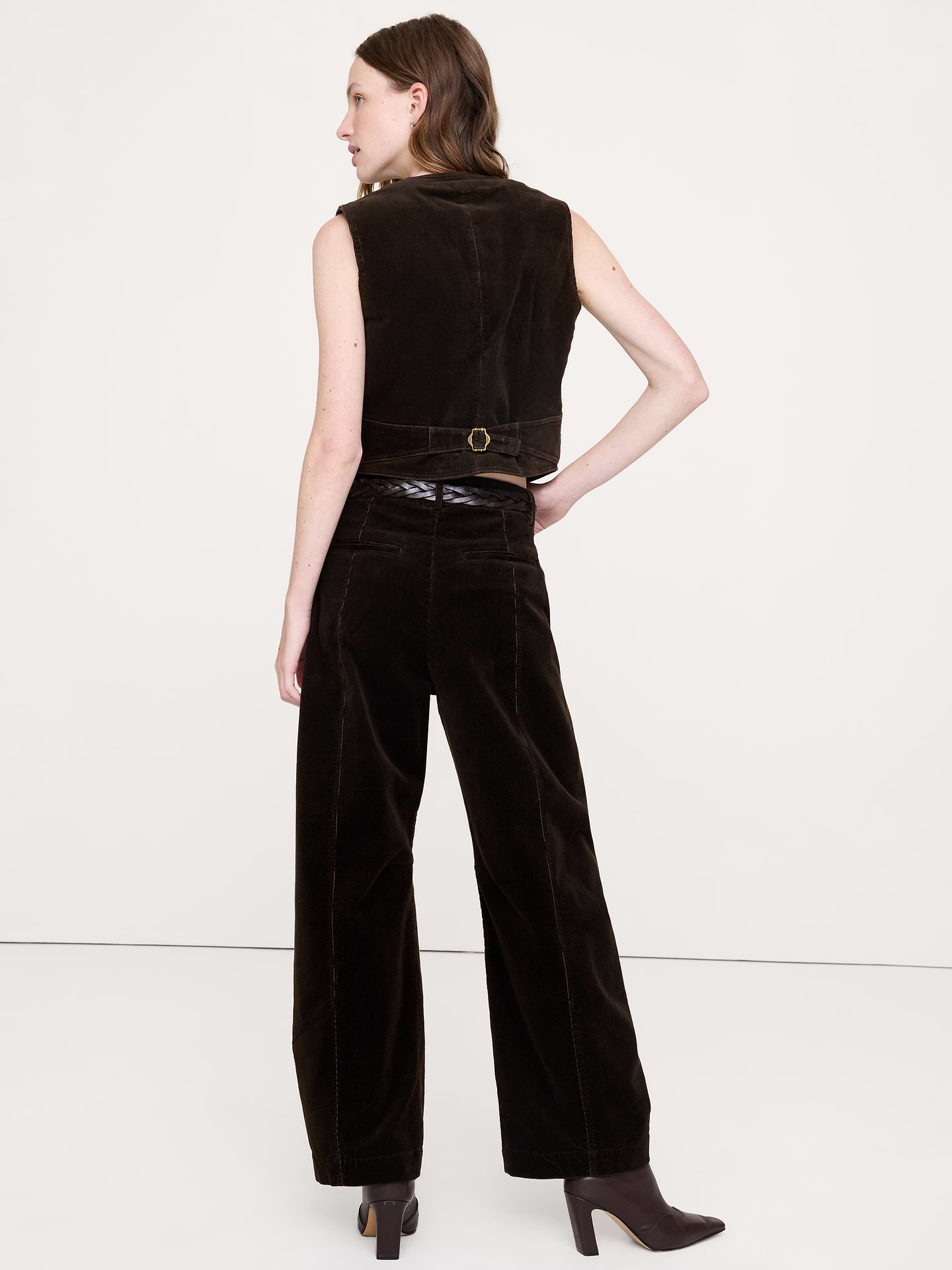L'image numéro 6 présente Pantalon coupe baril à taille haute en velours côtelé