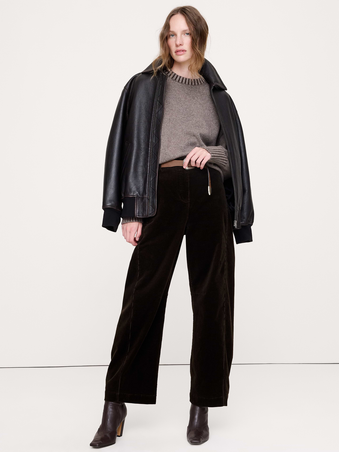 L'image numéro 5 présente Pantalon coupe baril à taille haute en velours côtelé