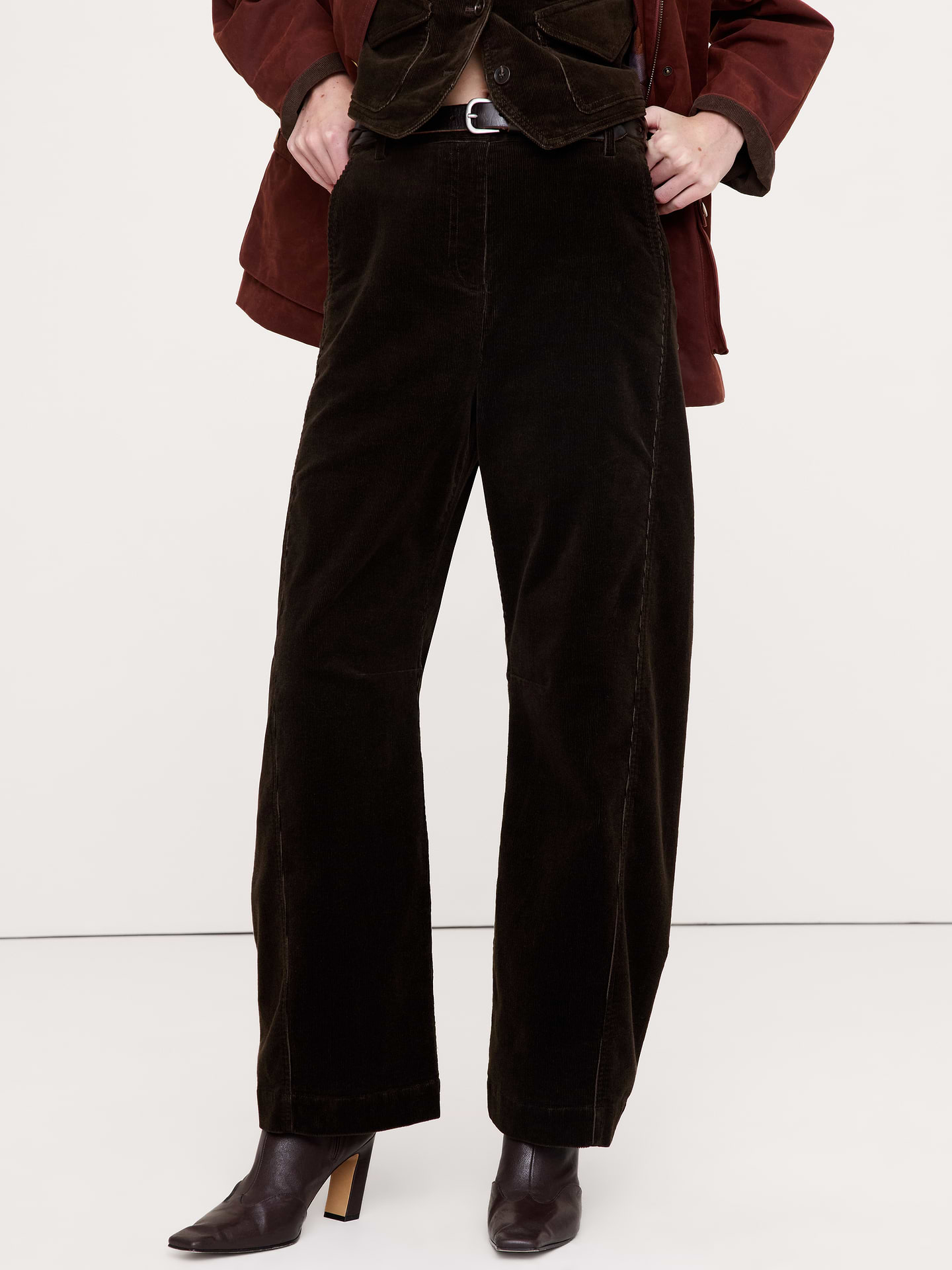 L'image numéro 7 présente Pantalon coupe baril à taille haute en velours côtelé