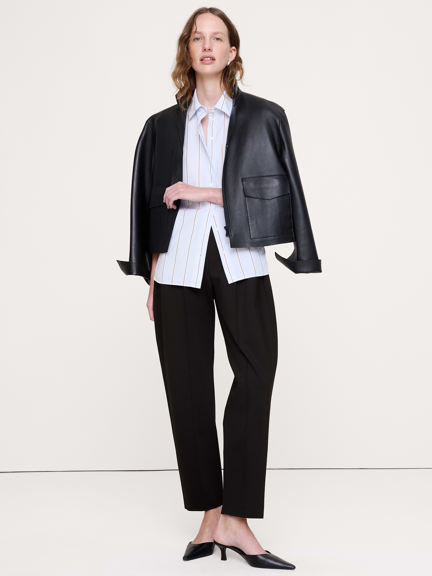 L'image numéro 1 présente Pantalon à taille haute extensible, jambe fuselée, en tricot point de Rome fluide