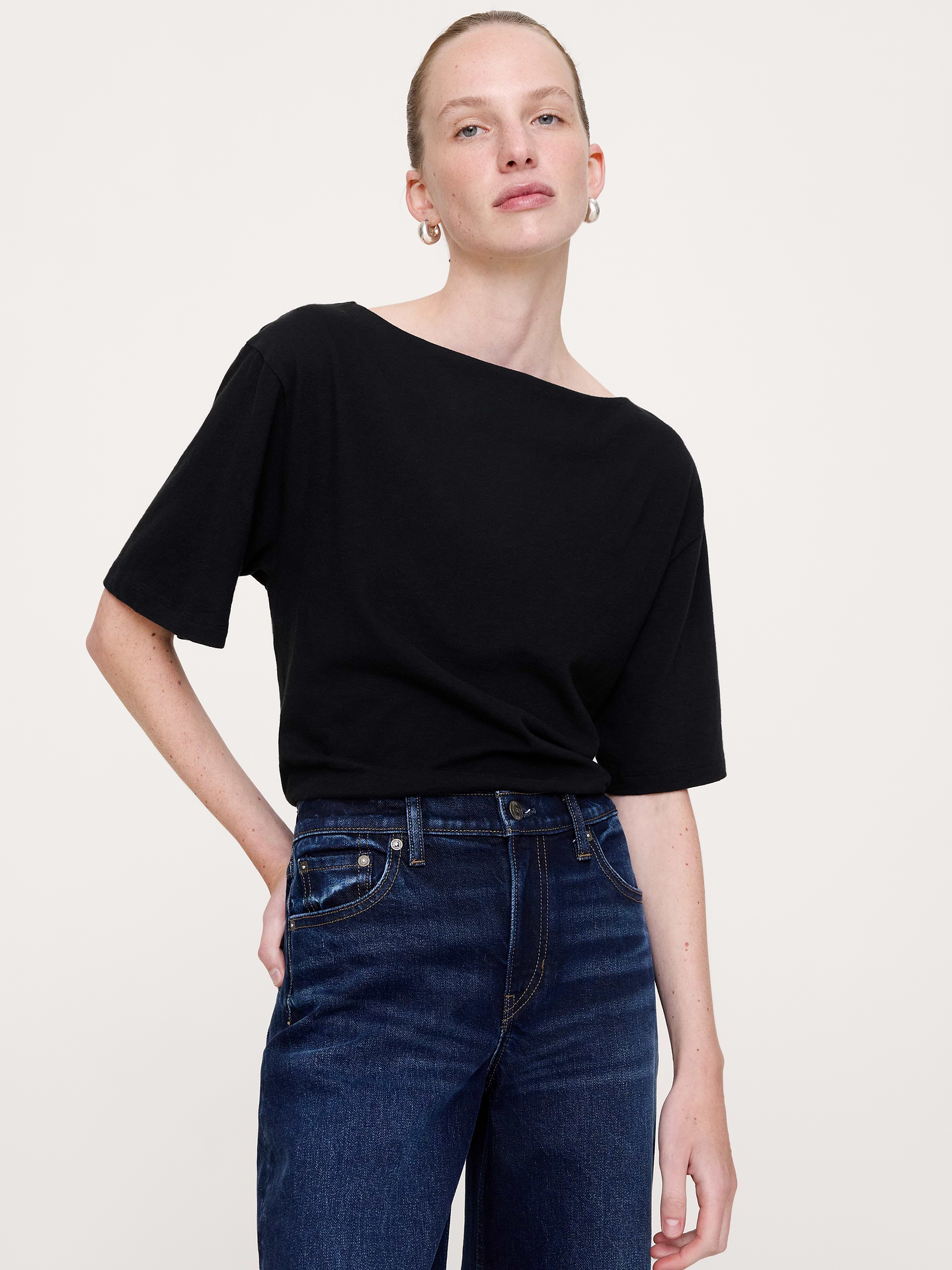 L'image numéro 1 présente T-shirt à encolure bateau en coton flammé