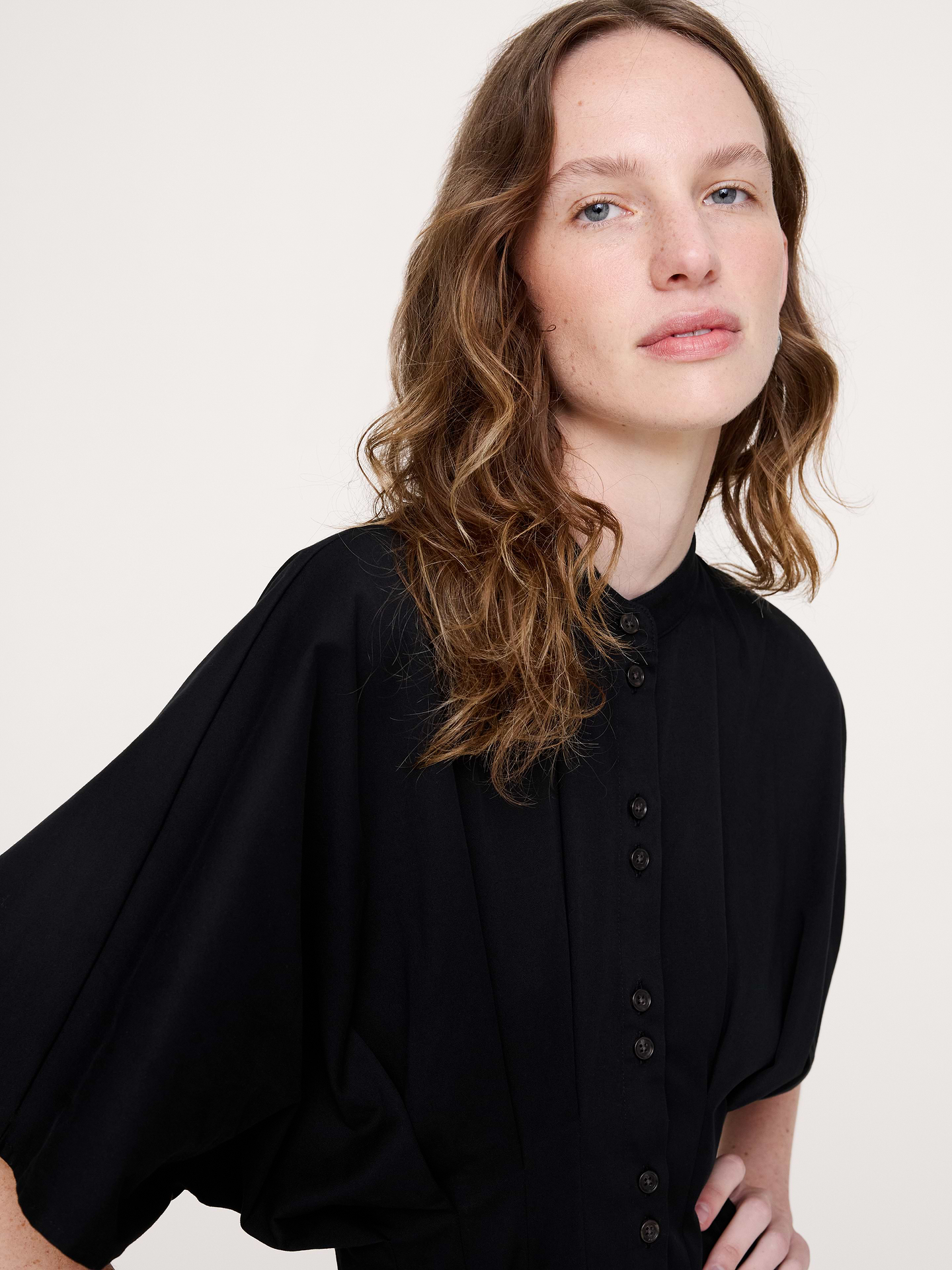 L'image numéro 7 présente Robe mi-longue à plis en coton extensible