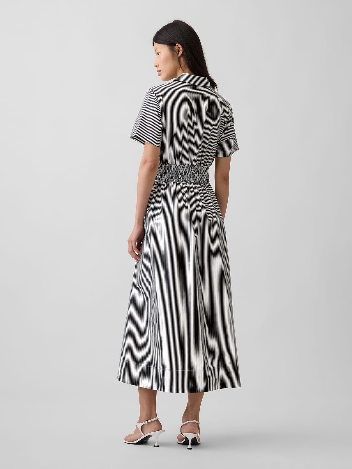 L'image numéro 2 présente Robe chemisier longue à taille smockée en popeline