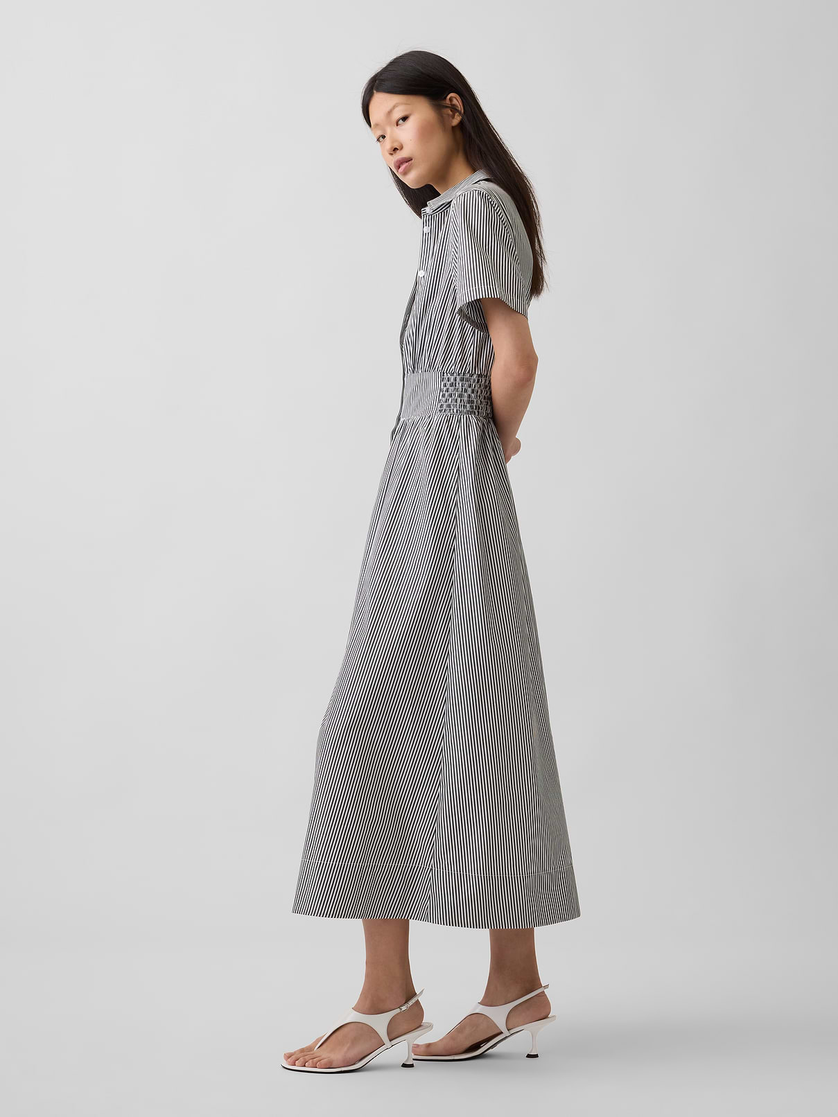 L'image numéro 3 présente Robe chemisier longue à taille smockée en popeline